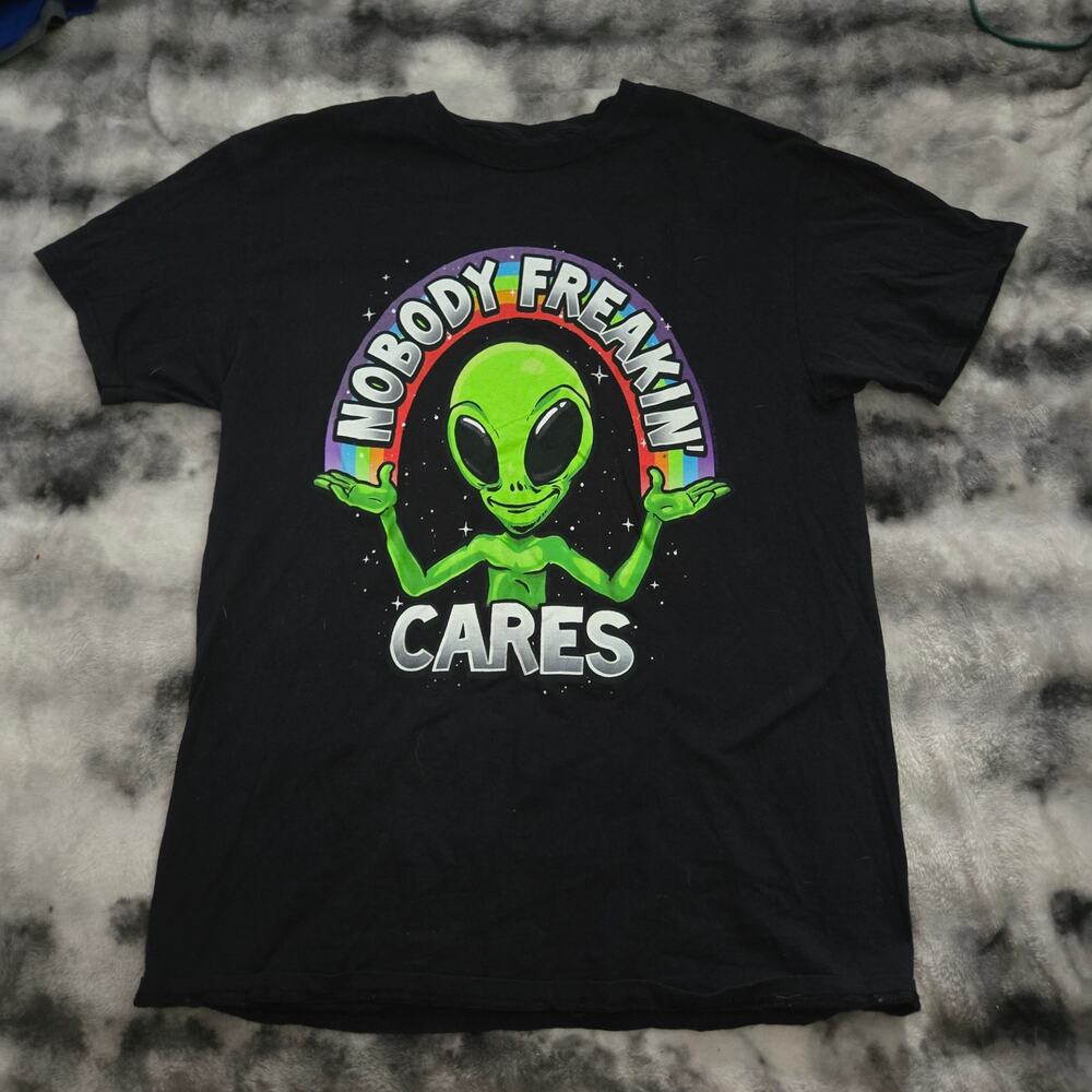 DOM Alien Nobody Freakin’ Cares Graphic Tee Medium Gray Rainbow Funny Shirt